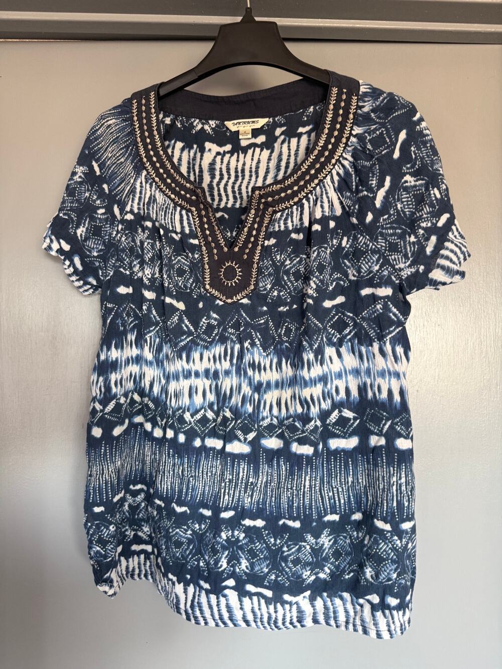Tantrums Blue Embroidered V-Neck  Pullover Top sz M Tie-Dye Short Sleeve